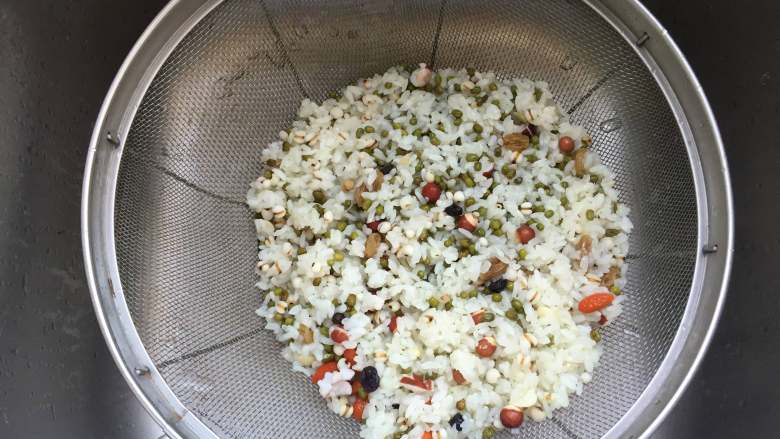 腊肠杂粮竹筒饭,倒出沥干水分;