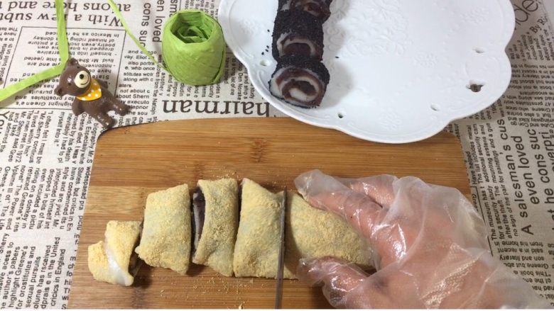 驴打滚,切块摆入盘中