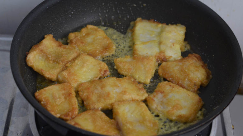 香煎巴沙鱼片,翻面再煎,熟透出锅。