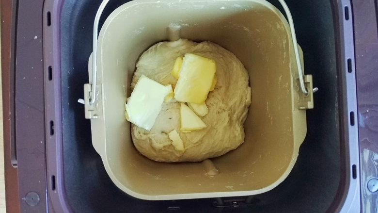 全麦奶香豆沙吐司,再倒入黄油揉至完全阶段,可以拉出薄膜即可