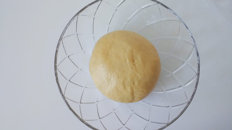 全麦奶香豆沙吐司,把面团拿出来握出光滑面,放在温暖处,开始一发