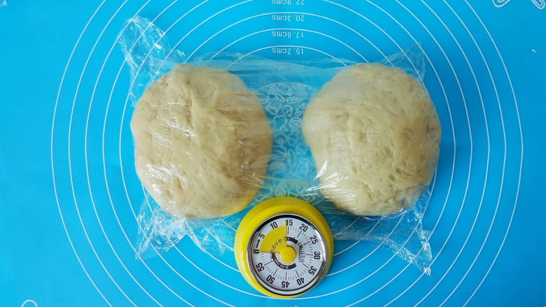 全麦奶香豆沙吐司,把面团揉几遍排气均匀分割2块,盖上保鲜膜,静置15分钟