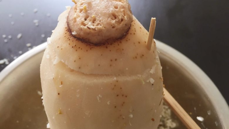 中式甜品—蜜汁莲藕(桂花糖藕),把塞好糯米的藕端对准原来的位置,用牙签固定扎好。一般塞3个就可以,没把握的话可以多扎几个牙签。