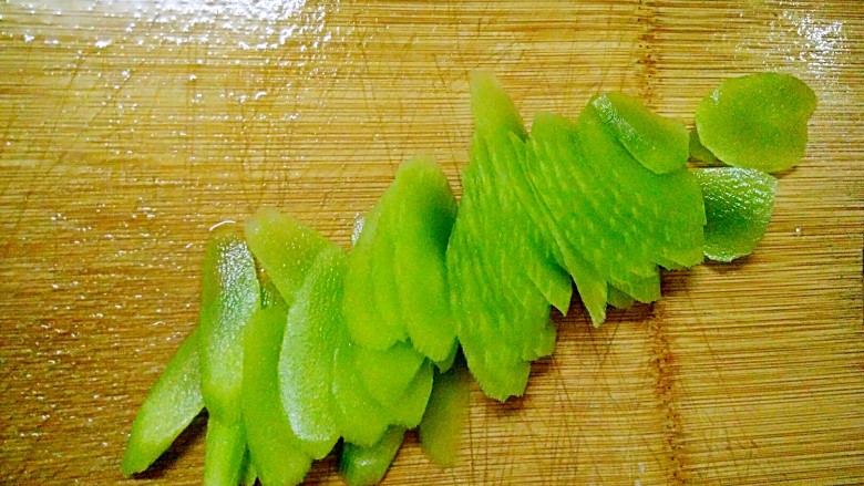 小炒午餐肉莴笋杏鲍菇,<a style='color:red;display:inline-block;' href='/shicai/ 124'>莴笋</a>去皮,洗净,切成片