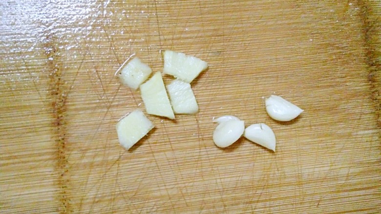 小炒午餐肉莴笋杏鲍菇,<a style='color:red;display:inline-block;' href='/shicai/ 37'>姜</a>蒜去皮,洗净,切好