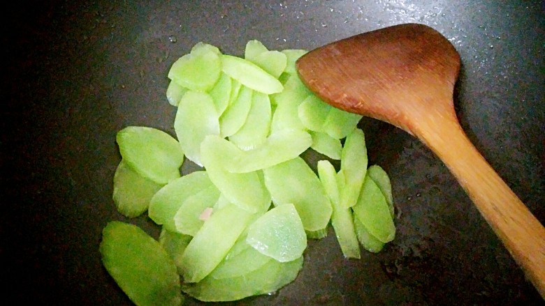 小炒午餐肉莴笋杏鲍菇,锅里继续烧热,放入莴笋炒至变色