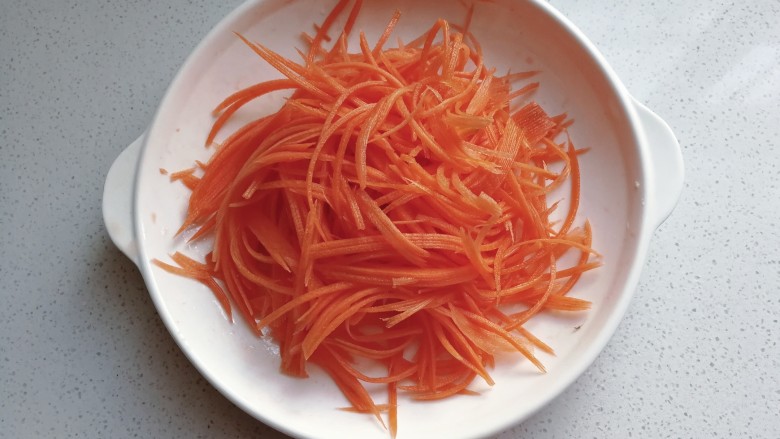 胡萝卜丝炒豆腐皮,胡萝卜擦丝,或切细丝;