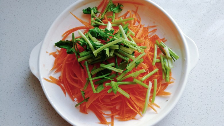 胡萝卜丝炒豆腐皮,香芹切小段放入胡萝卜丝中；