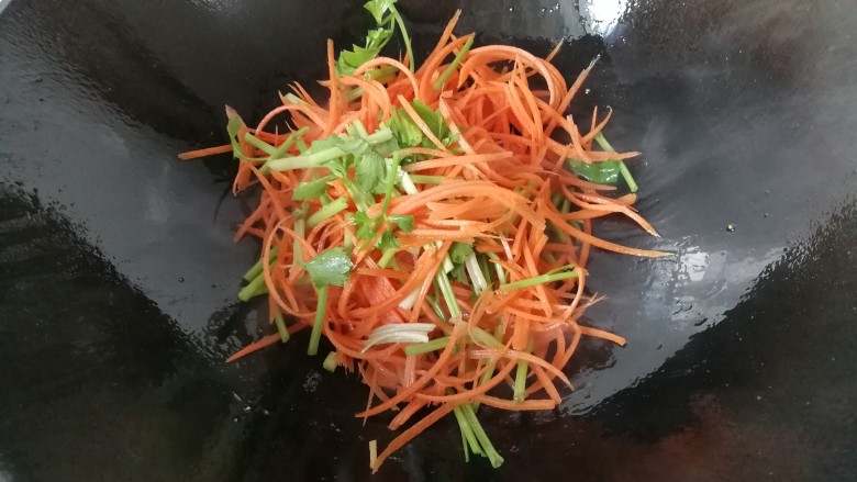 胡萝卜丝炒豆腐皮,锅中再入少许油,下胡萝卜丝翻炒一下;