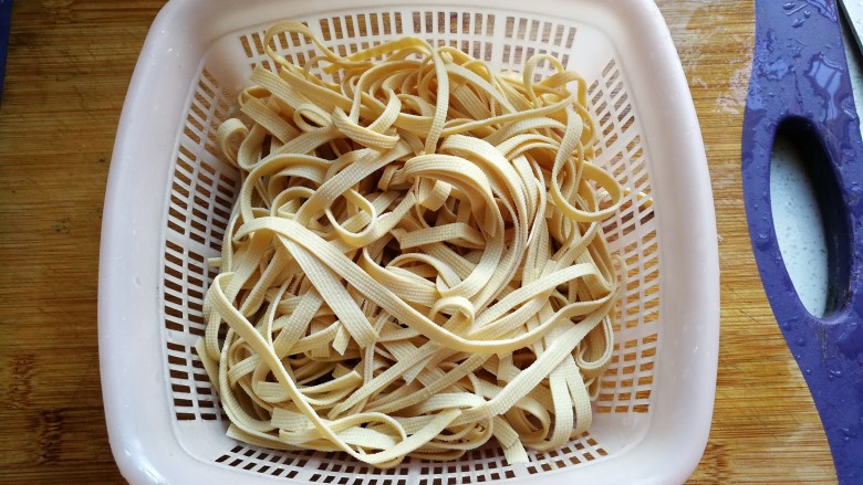 胡萝卜丝炒豆腐皮,切好后过水冲洗沥干备用;