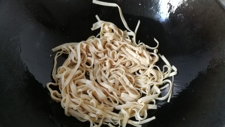 胡萝卜丝炒豆腐皮,锅中入适量油,先下豆腐皮炒一下;