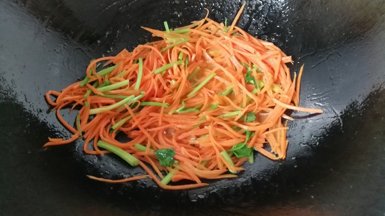 胡萝卜丝炒豆腐皮,调入少许盐,点一点水炒至胡萝卜丝变软;