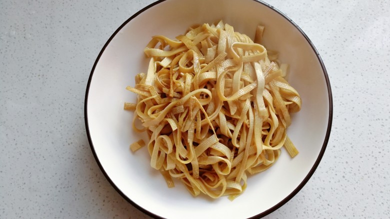 胡萝卜丝炒豆腐皮,炒均匀后盛起备用;