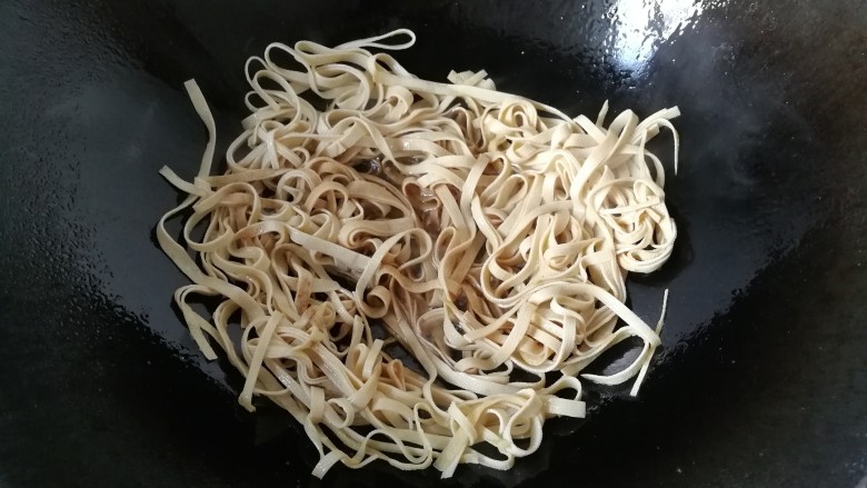 胡萝卜丝炒豆腐皮,调入少许盐,<a style='color:red;display:inline-block;' href='/shicai/ 788'>生抽</a>,醋翻炒一会儿;
