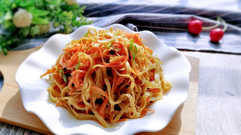 胡萝卜丝炒豆腐皮,成品!简单食材也能很美味!