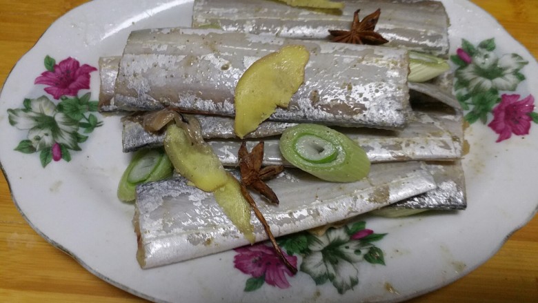 黑酱油+红烧带鱼,将葱姜片,八角放入去腥提鲜15~20分钟