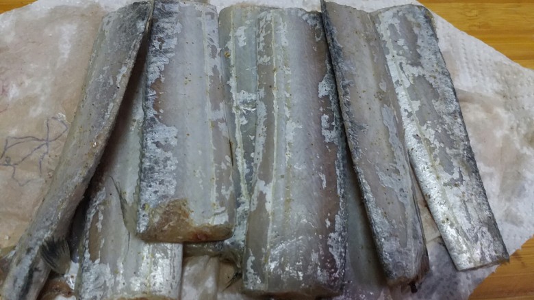 黑酱油+红烧带鱼,捡去葱姜八角,用厨房纸擦干水分