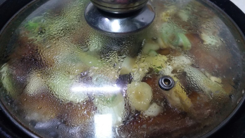 黑酱油+红烧带鱼,锅里的汤炖至很少时开大火收汁