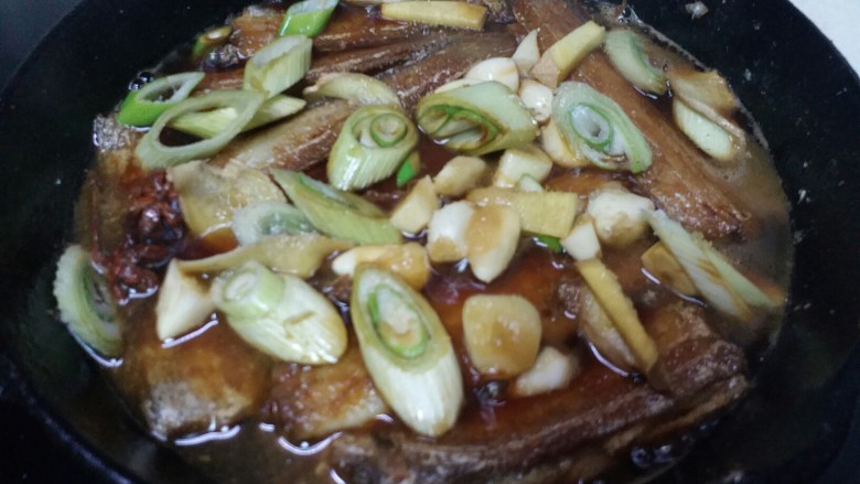 黑酱油+红烧带鱼,再倒入没过鱼段的热水,开大火炖后改小火🔥