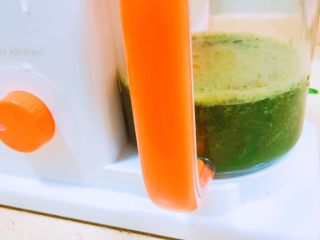 马卡龙色 高颜值汤饺系列@@ 猪肉大葱馅●麦穗饺,用榨汁机，放非常少的水，榨成菜汁，其实最好是原汁机，更浓一点。