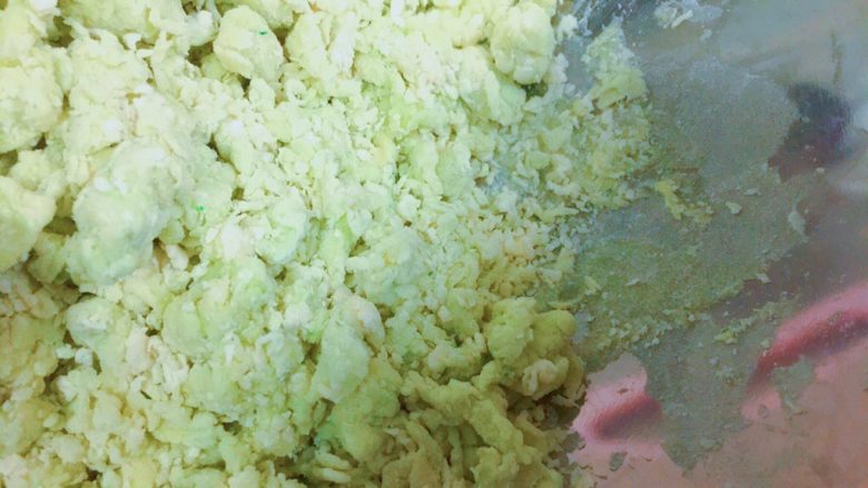 马卡龙色 高颜值汤饺系列@@
猪肉大葱馅●麦穗饺,然后再加一点水,把它弄成大点的絮块,因为饺子的面要稍微的软一点,才好塑型,所以要水多一点。大概水和面的比例是1比3.相当于300g的面,就要100g的水。当然要看你搅拌的时候均匀不,别刚开始,水就都倒下去了。