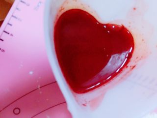 马卡龙色 高颜值汤饺系列@@ 猪肉大葱馅●麦穗饺,把1g的红曲米溶解在70毫升的温水中，红曲米真的好下色，很红吧？像血一样。哈哈