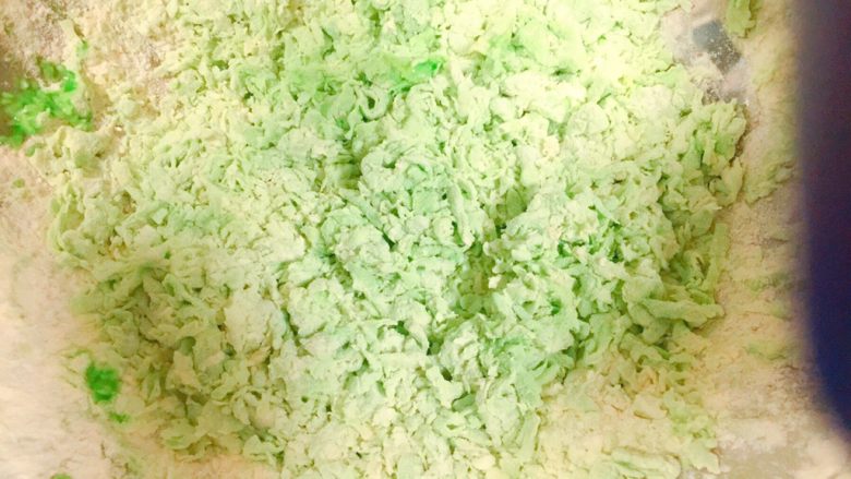 马卡龙色 高颜值汤饺系列@@
猪肉大葱馅●麦穗饺,然后,我们把蔬菜汁,最好是温的,35度左右的,用左手滴滴点点的浇进刚才备用的有鸡蛋有盐的面里,用右手扒拉,扒拉这个词的意思,就是在菜汁滴下去的附近,搅动面,让面全部成小絮状,如图。哪里干滴哪里,扒拉哪里就对了。因为俩个手都用上了,没办法拍。就拍完成的样子了。