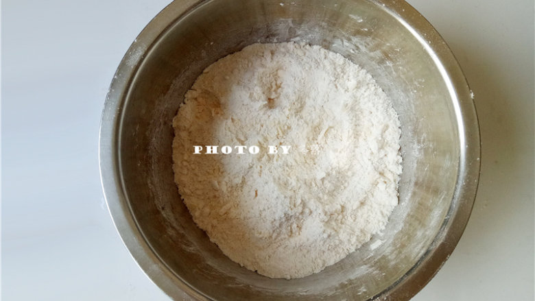黑芝麻咸香饼干,用手搓成粗玉米粉状;