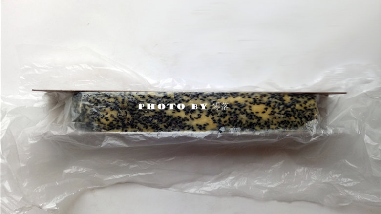 黑芝麻咸香饼干,将面团整形成柱体状,裹上食品袋,放进模具里;面团需完完整整嵌在模具里,表面按压平整;放冰箱冷冻1个小时;