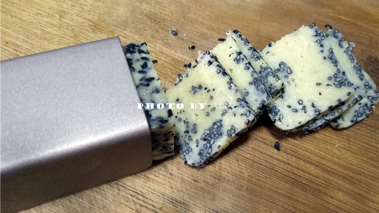 黑芝麻咸香饼干,将冻好的面团取出,切成均匀厚薄的方块;