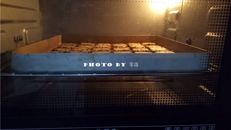 黑芝麻咸香饼干,烤箱上下火180度预热完毕后,将模具放入烤箱中层,烘烤18分钟;