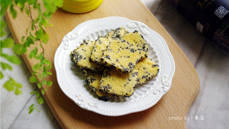 黑芝麻咸香饼干,程序结束后,取出烤盘,将饼干晾凉,即可食用。