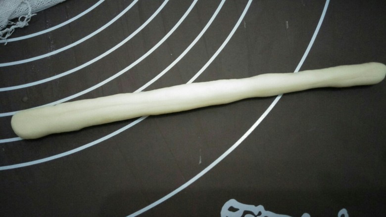 迷你脆皮肠卷,每个小剂子揉成长条,长度约为半条脆皮肠三倍的长度。