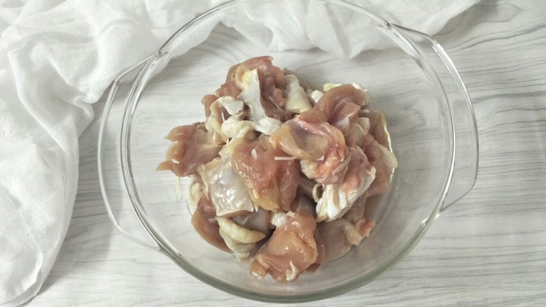 蒜香鸡腿肉,<a style='color:red;display:inline-block;' href='/shicai/ 92'>鸡腿</a>剔骨切成小块