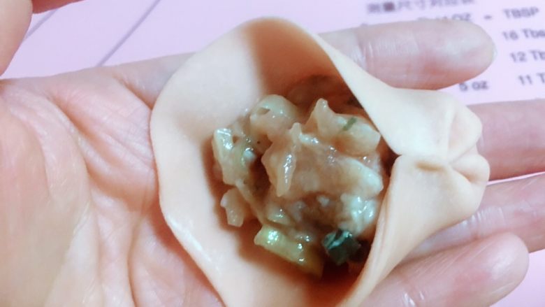 马卡龙色 高颜值汤饺系列@@
猪肉大葱馅●麦穗饺,然后上面压一个褶,下面压一个褶。褶的方向要斜着向左边,也就是麦穗的头那里去。