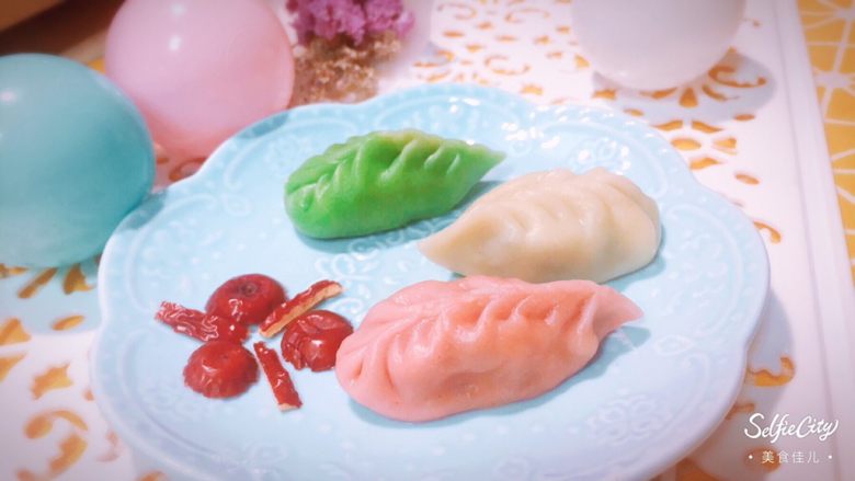 马卡龙色 高颜值汤饺系列@@
猪肉大葱馅●麦穗饺,萌萌哒,一点都没破,咬一口里面还有汤呢。我没拍,虽然不如灌汤包那样汤多,但是绝对可以吃到一些浓郁的汁液。肉丸也很有弹性,如果面劲道,馅料的味道平衡掌握好,抽水上劲都做好的话,这道高颜值的饺子,一定是表里如一的美味佳肴!