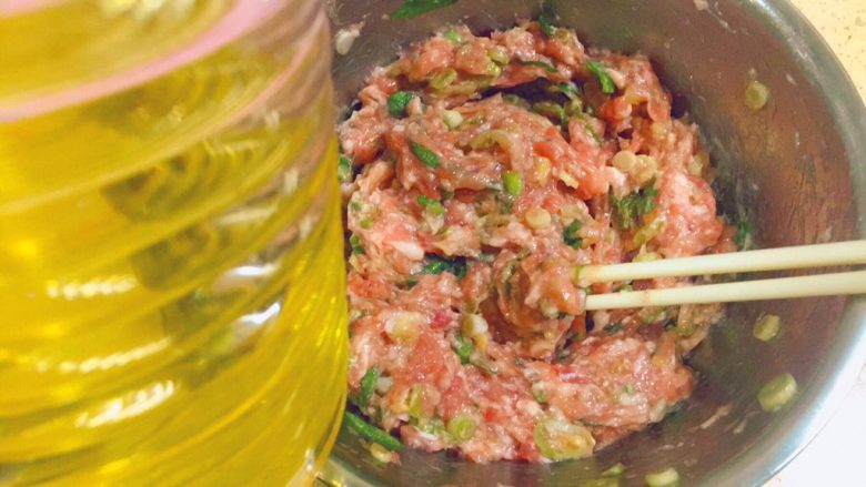 马卡龙色 高颜值汤饺系列@@
猪肉大葱馅●麦穗饺,然后色拉油,我用的大豆油,20g顺滑并帮助肉泥锁住水分。