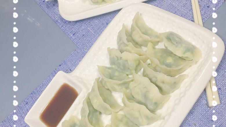 马卡龙色 高颜值汤饺系列@@
猪肉大葱馅●麦穗饺,最后补充一句,弄一点蒜泥,加生抽,饺子醋,老干妈,一起蘸着吃,才更好吃呢。装盘时候不要叠起来,最好是用这种底部有圆揪揪的饺子盘子,并记得翻面和串串,要不黏在一起,或者底部泡很多水,就影响口感和美观了。配上一碗饺子汤,原汤化原食,还可以解解酱油的咸,滋润一下味蕾,再好不过了!讲究可真多。哈哈。常舒一口气,追求完美的我,不写全,都不瞑目呀!!
如果逢年过节,你端上这样一盘饺子,一定会得到赞美和拥抱吧!