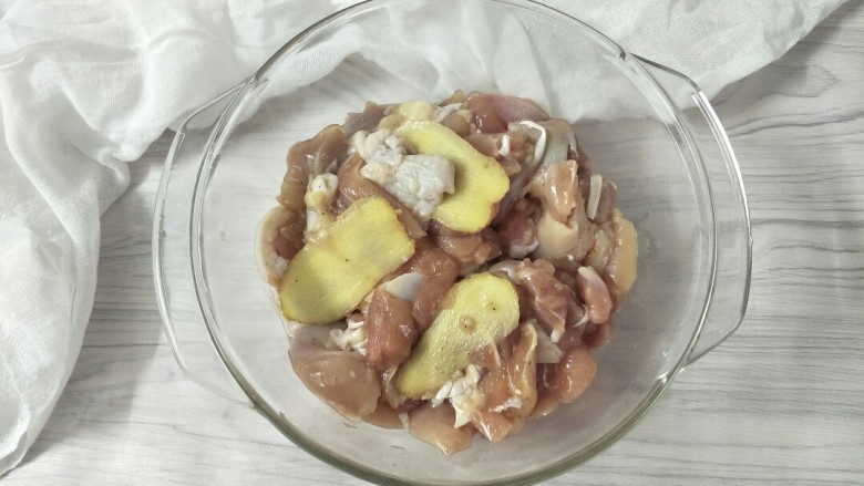 蒜香鸡腿肉,加姜片、<a style='color:red;display:inline-block;' href='/shicai/ 718'>料酒</a>、<a style='color:red;display:inline-block;' href='/shicai/ 720'>胡椒粉</a>和少许盐腌制半小时