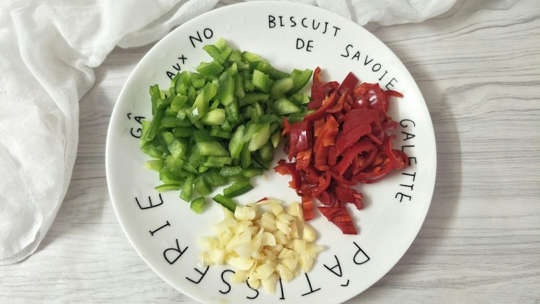 蒜香鸡腿肉,等腌制的时候切好<a style='color:red;display:inline-block;' href='/shicai/ 62'>辣椒</a>和蒜头