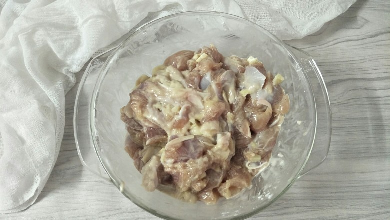蒜香鸡腿肉,腌好后捡出姜片,加入蒜末和适量淀粉抓匀