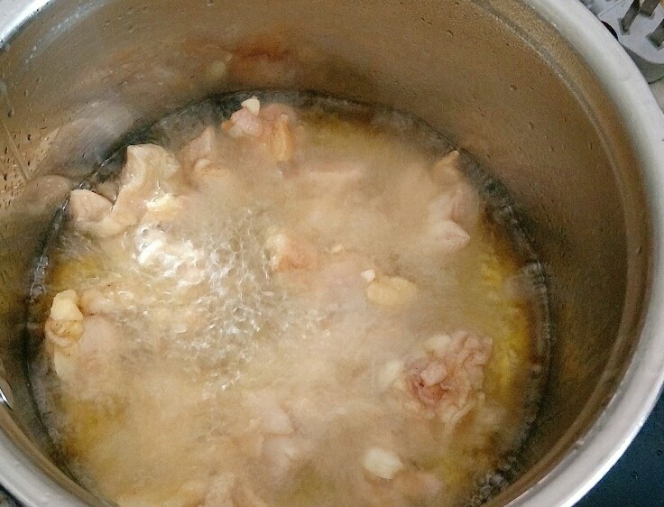 蒜香鸡腿肉,入油锅中小火炸熟捞出,再大火复炸一遍酥脆取出沥油