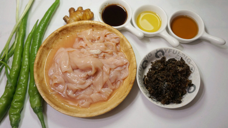 碎米芽菜炒鹅肠,提前将原材料准备好
叨叨叨:鹅肠有南北鹅肠之分,北方鹅以散养为主,鹅肠较为宽厚;南方鹅主要饲料养殖,鹅肠相较于北方鹅肠偏薄、偏窄,口感差一点。无论选择哪种鹅肠,新鲜的总比冰冻的好