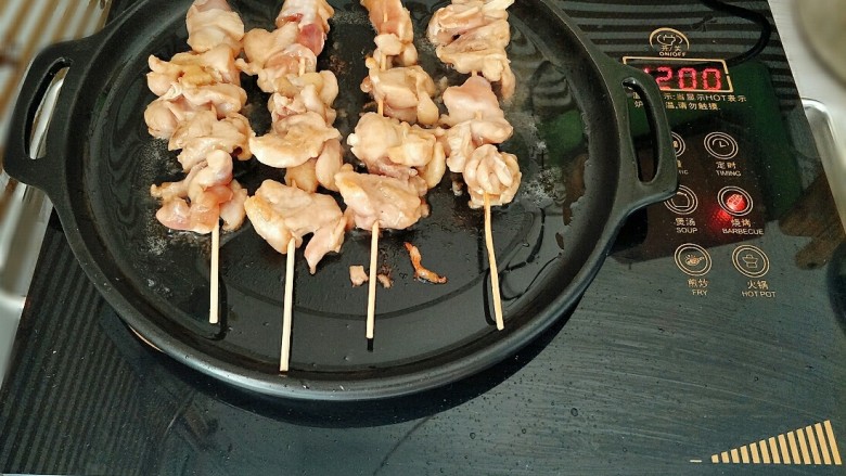 蜜汁鸡肉串,煎至表面金黄,反面继续煎