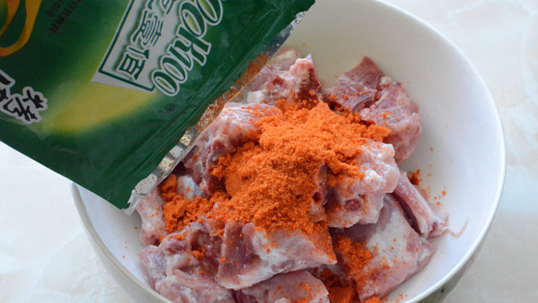 嫩烤小排,猪<a style='color:red;display:inline-block;' href='/shicai/ 434'>排骨</a>斩段洗净、沥去水分,加入50克的腌肉料