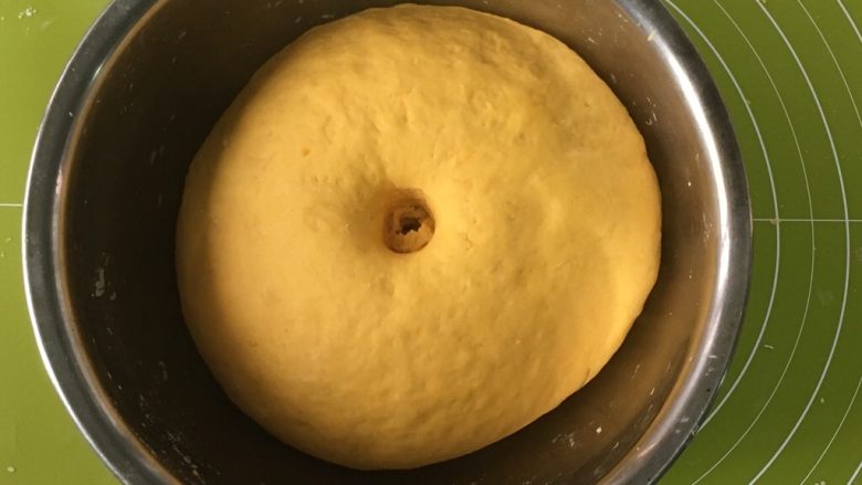 花式南瓜馒头,判断面团是否发酵好,看体积是否变大,手指戳个洞不变形说明发酵好了。