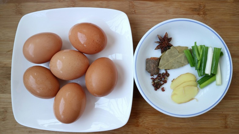 黑酱油+五香酱油蛋,准备食材。