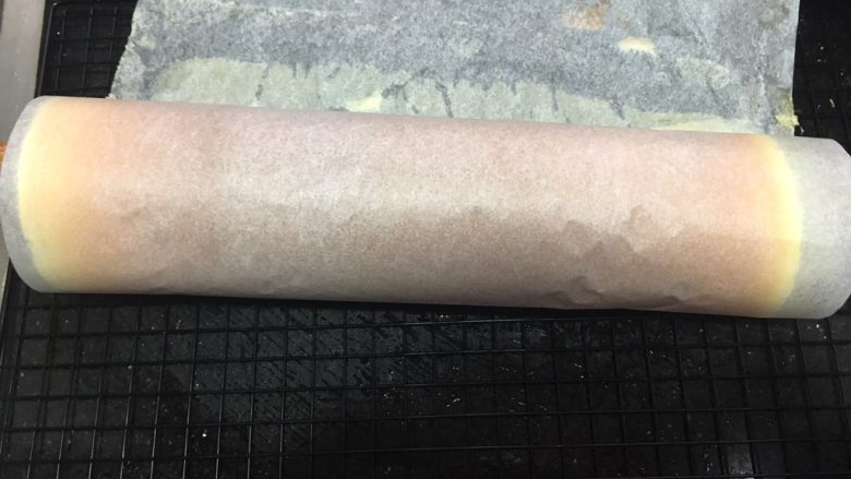 原味蛋糕卷,待余热的时候,把烤盘倒扣,底下垫张油纸,再借着擀面杖卷,从头开始压,擀面杖一边压,油纸一边往外抽(一个人操作,不好拍照,所以这步就没有拍照图)