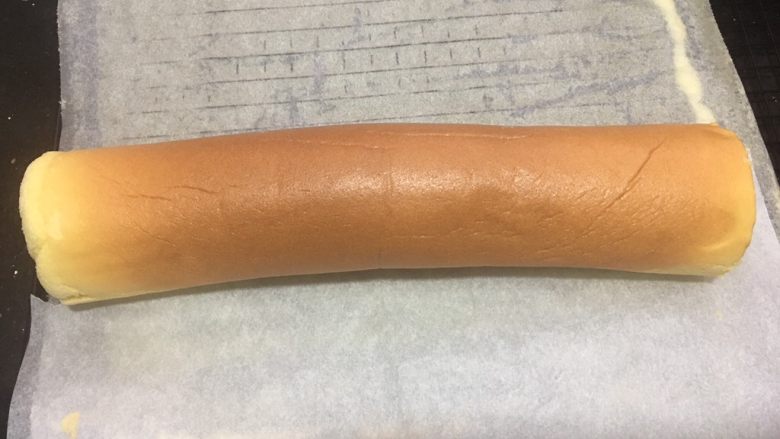 原味蛋糕卷,卷好后定型2分钟后就可以抽掉油纸,我在用油纸时候不小心抽动了油纸导致表面有点皱