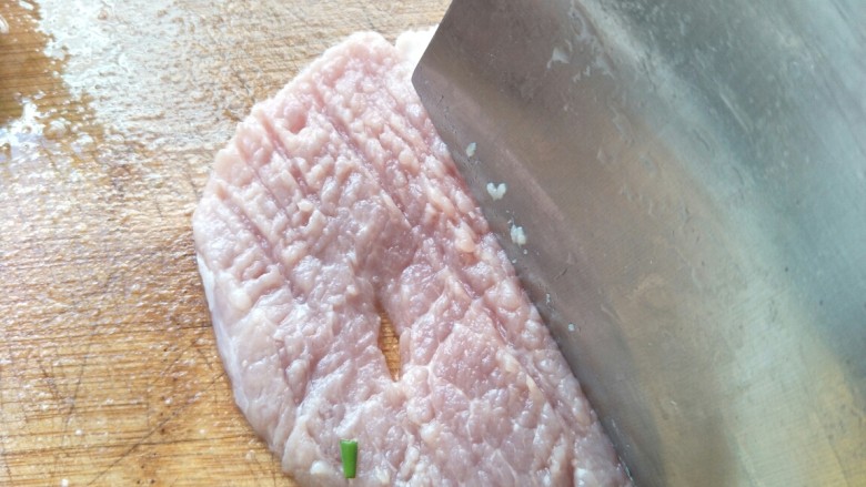 炸猪排,两面都如此,如果有剁肉锤就更方便了。